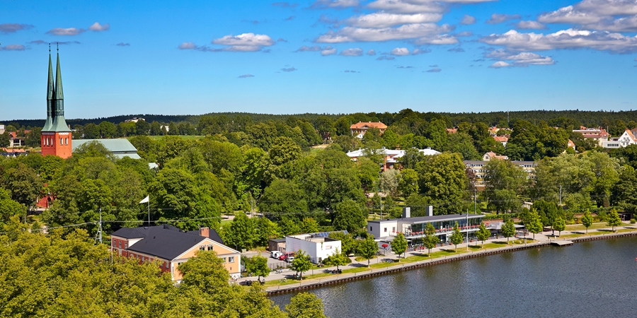 Växjö stad med en kyrka i bakgrunden.
