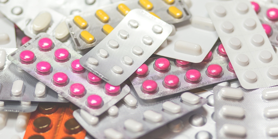 Medicinkartor i olika färger.